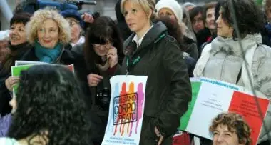 \"Se non ora quando\": migliaia di donne in piazza a Trento contro Berlusconi