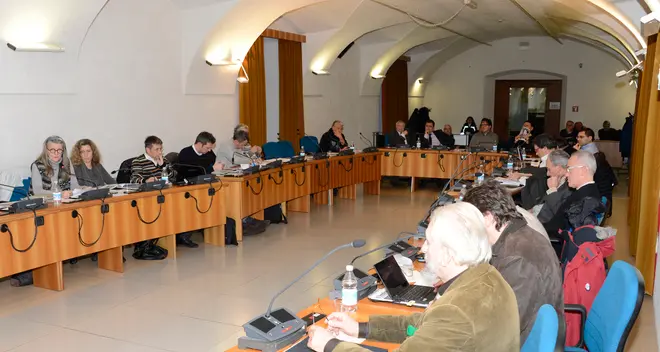 In aula si parla dell'alluvione in Sardegna e i consiglieri stappano lo spumante