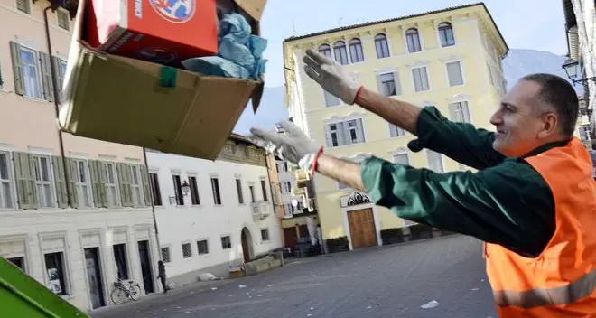 Rifiuti, illegittimi gli svuotamenti «fissi»