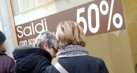 Saldi, «golpe» dei negozianti: si parte il 3