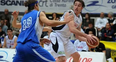 Sotto canestro è l'ora del mercato