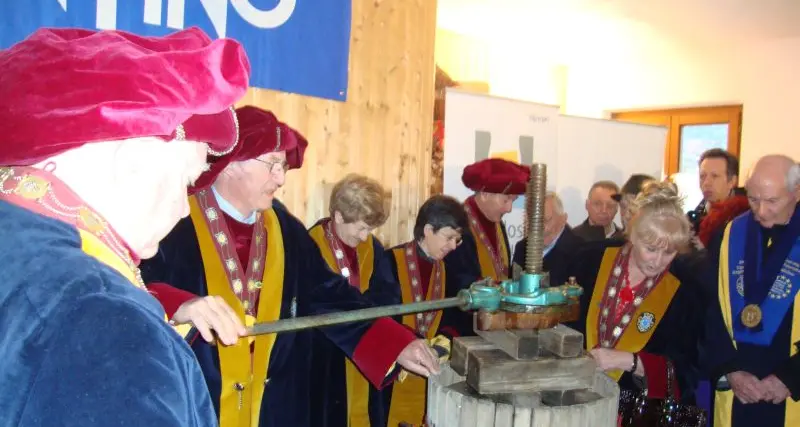 Crolla la produzione di bottiglie di vino santo