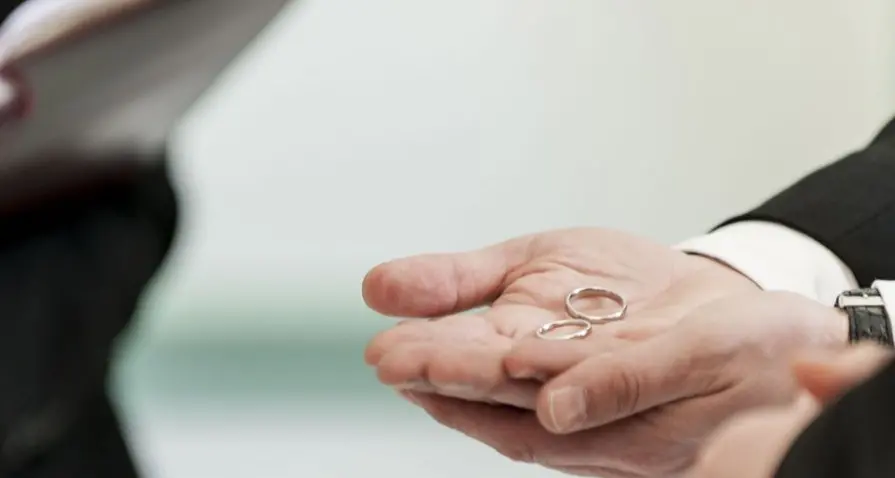 La proposta di matrimonio lo «salva» dal carcere