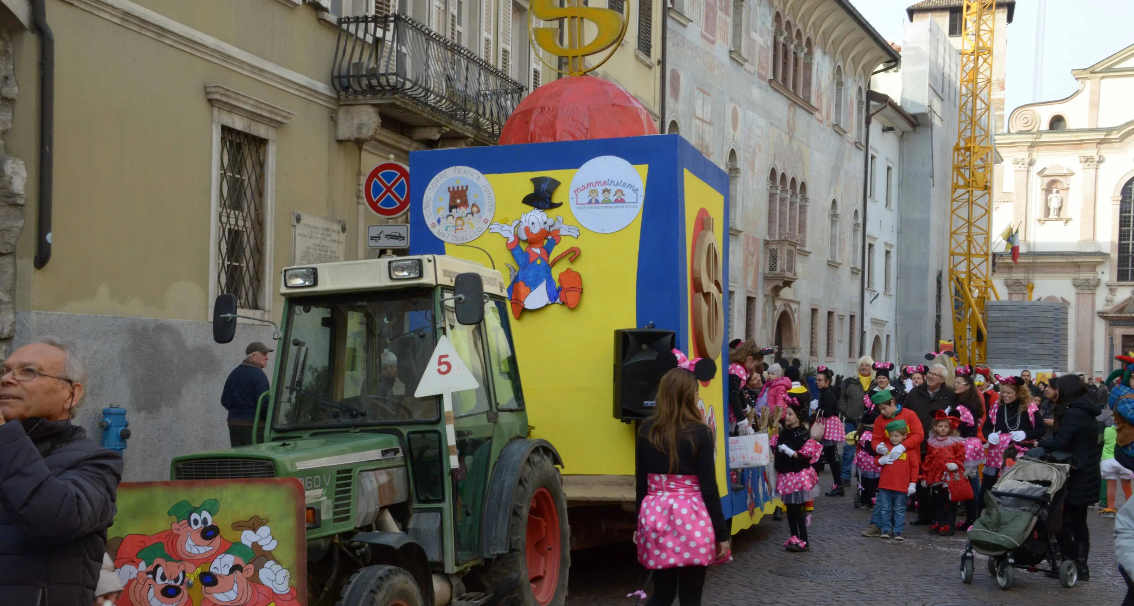 Il Carnevale riempie il centro di Trento