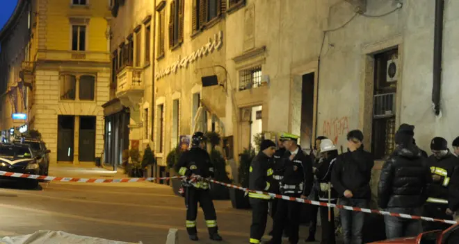 Vento forte, crolla impalcatura in centro