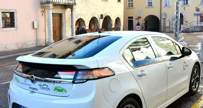 Basta auto blu, a Rovereto il Comune viaggia con l’auto elettrica