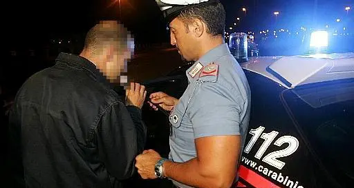 Automobilista fugge per evitare l’etilometro: arrestato
