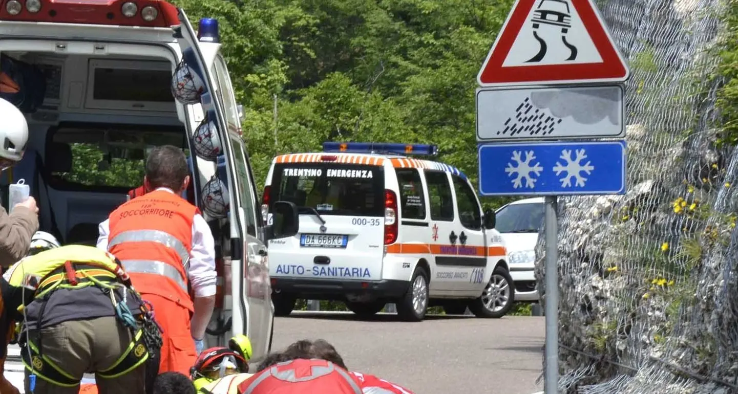 Incidente con tre auto e due motociclette coinvolte