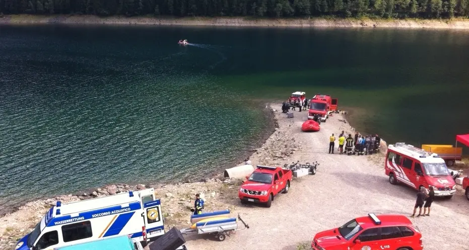 Sub scompare nelle acque del lago