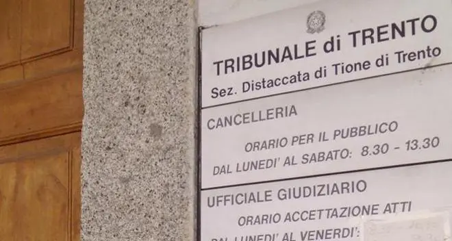 Guida senza patente, il giudice lo assolve