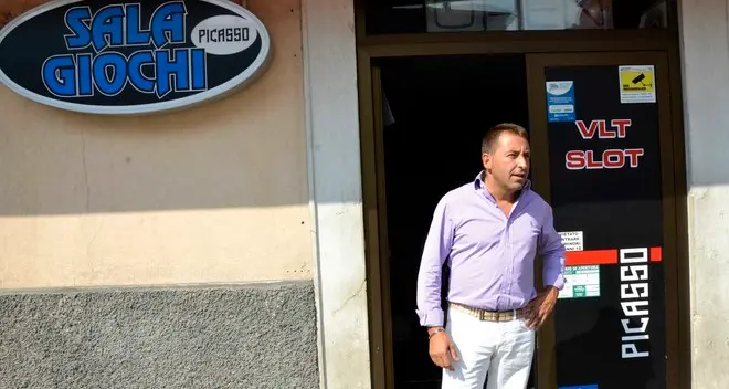 Piazza Rosmini, scongiurato il sexy shop