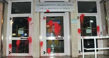 Università: corteo a Trento, lancio di vernice contro il palazzo del commissariato di governo