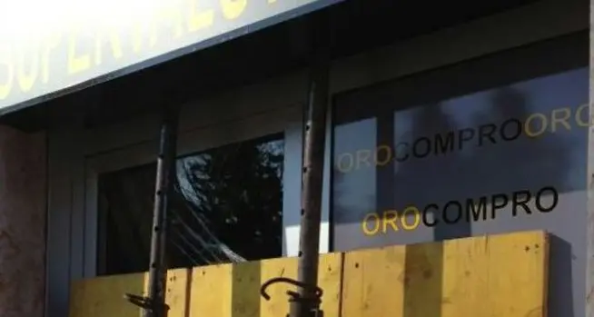 Tentano di sfondare la vetrina del Compro Oro