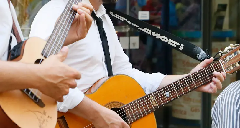 «Meno vincoli per i musicisti di strada»