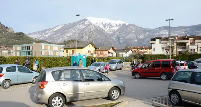 Sosta selvaggia davanti alla scuola