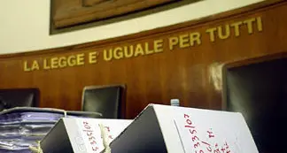 La lite del perizoma arriva in tribunale