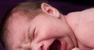 Parto improvviso e il bambino nasce nel letto di casa
