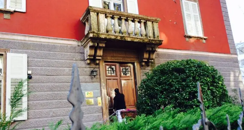 Attacco con vernice grigia contro il Pd
