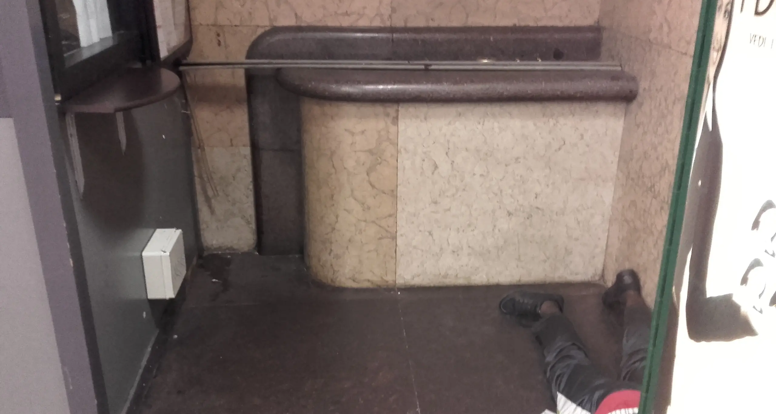 «Stazione, un dormitorio e un orinatoio»