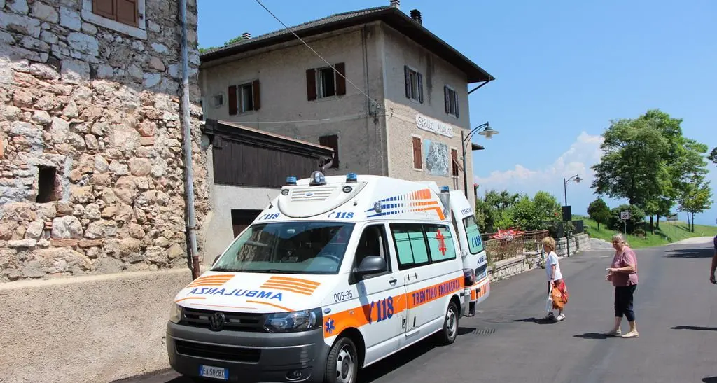 Scivola nel bosco, grave pensionato trovato un'ora dopo l'infortunio