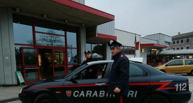 Picchiavano l’amico per estorcergli soldi