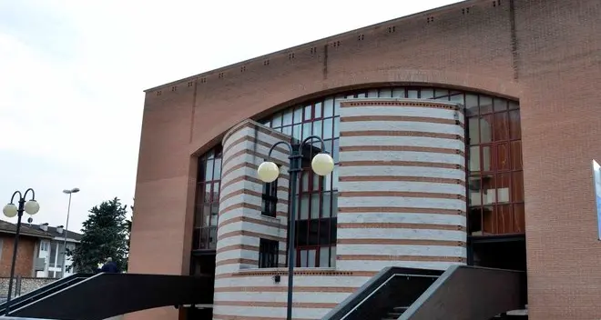 Brione, cede il pavimento del centro civico