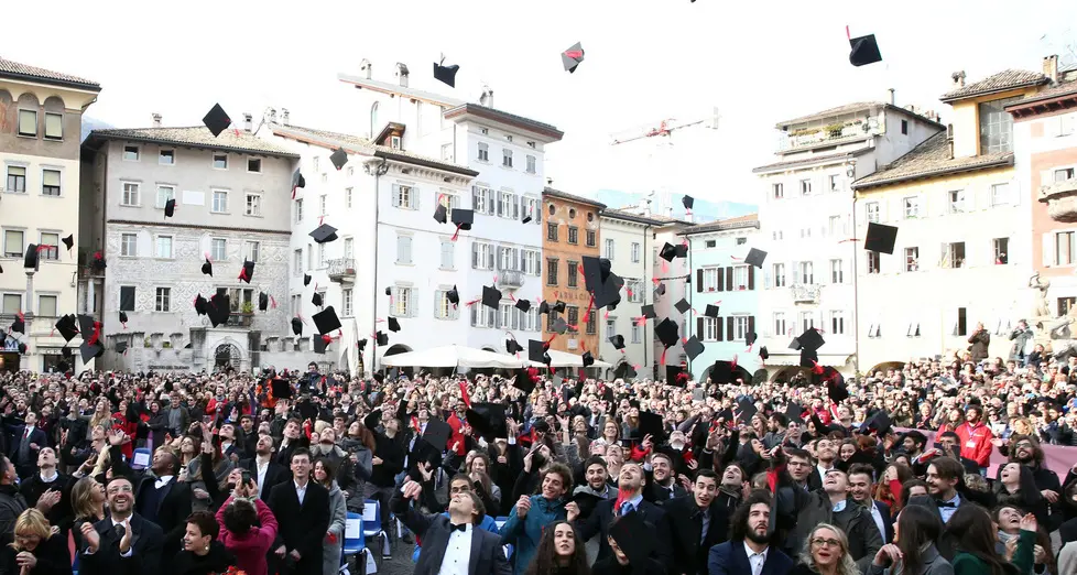 Il lancio di 366 «tocchi» per la festa dei diplomi