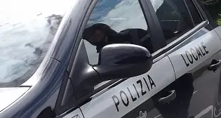 Parcheggia male e insulta il vigile urbano