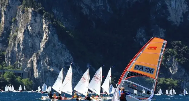 Sull’Alto Garda lo spettacolo della vela giovanile