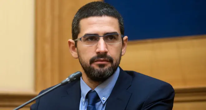 Fraccaro cerca aiutanti: paga da 3500 euro al mese
