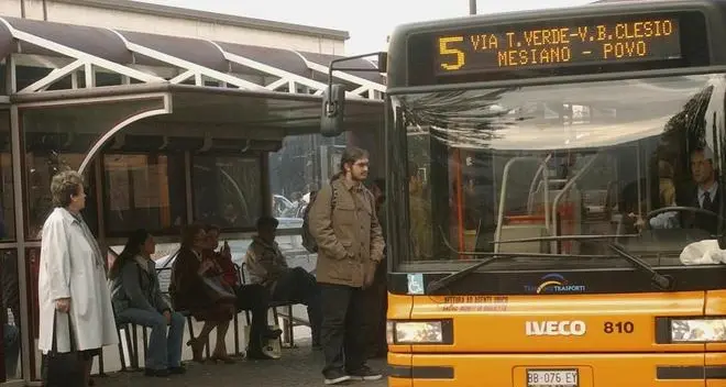 Controllore dell’autobus preso a sberle dal passeggero