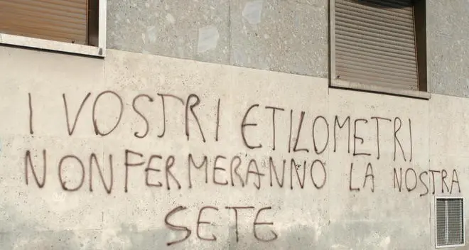 Scritte sui muri, 11 mila euro per pulirli