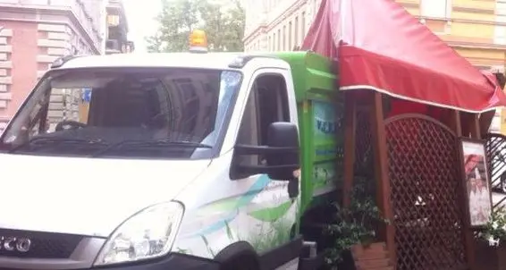 Il furgone in retro abbatte il gazebo del ristorante