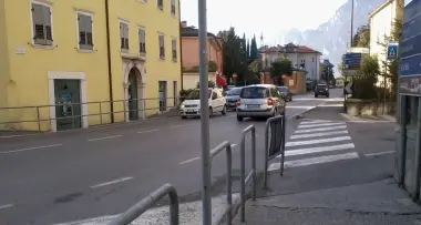 «Attraversare in via Nas è un rischio» / SEGNALA