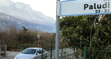 Strada piena di buche e tombini otturati / SEGNALA
