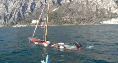 La barca affonda, rischia la vita