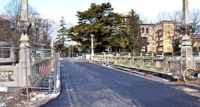 Via Dante, il ponte riapre a senso unico