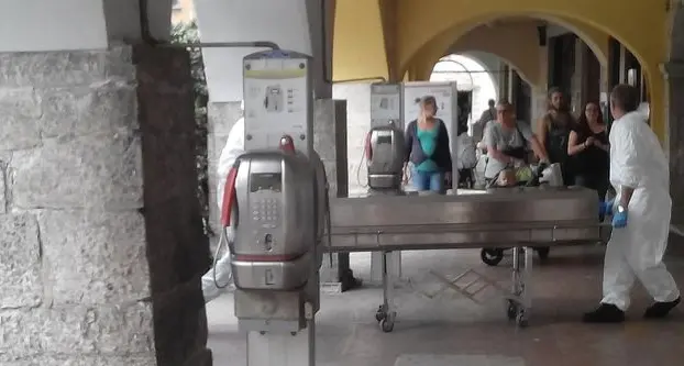 Stroncato da un’overdose in albergo