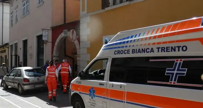Investe bimba, il padre gli rompe il vetro