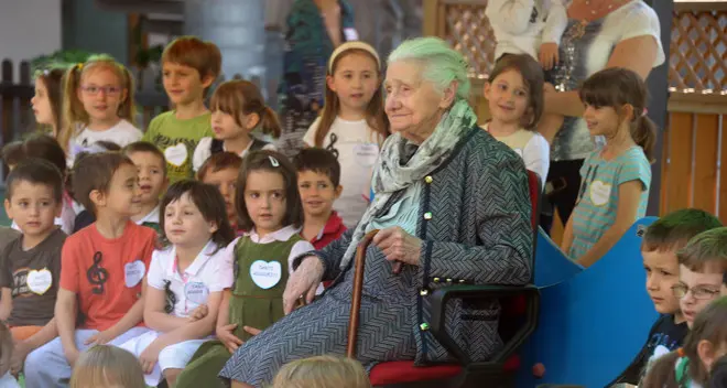 La pianista centenaria che suona ai bambini