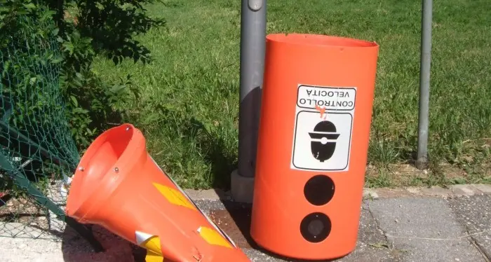 Vandali in azione a Salter: distrutti tre “speed check”