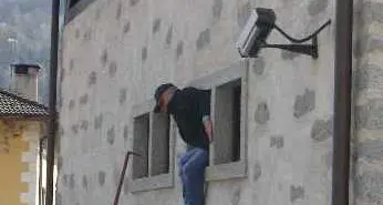 Strembo: rapinatore di banca scappa dalla finestra, passante lo fotografa e lo fa arrestare