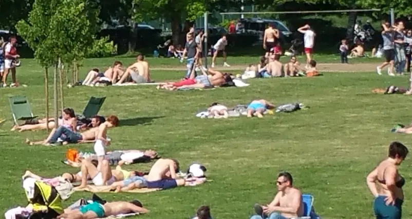 Domenica quasi estiva: primi bagni al lago