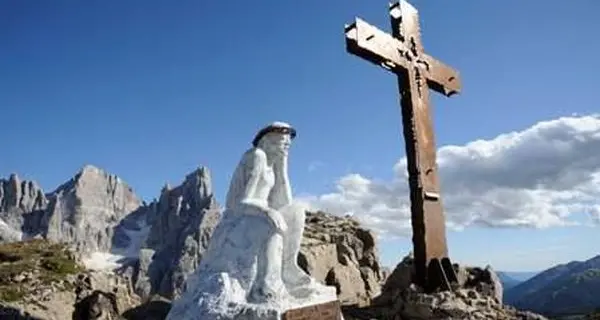 Gli ambientalisti: «Via le croci dalle nostre vette»