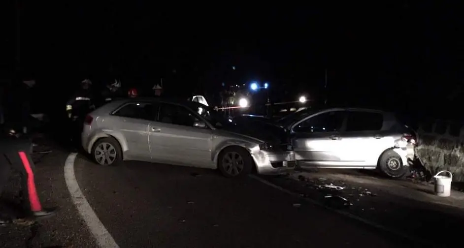 Frontale in auto tra due fratelli, uno è grave