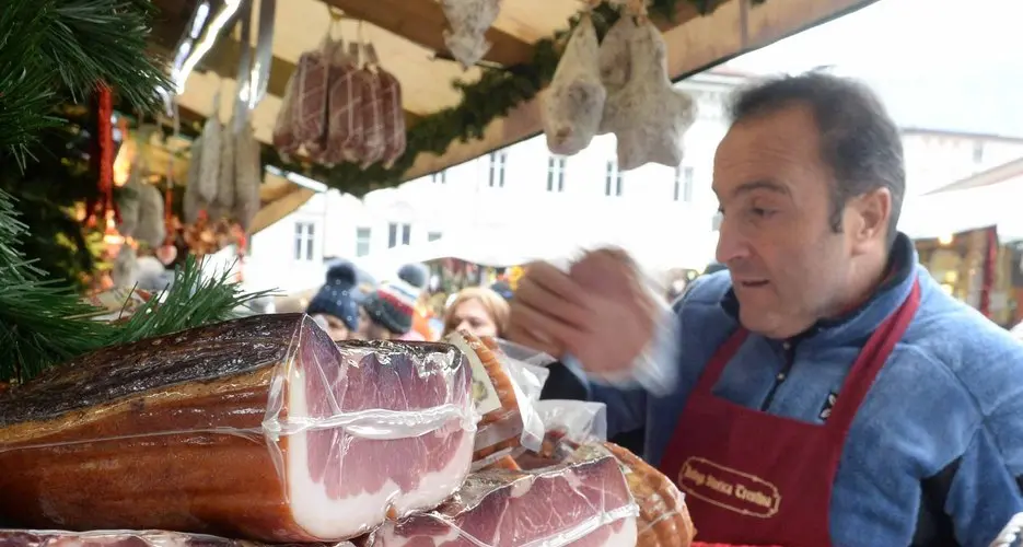 Febbre da mercatini in città è già folla record