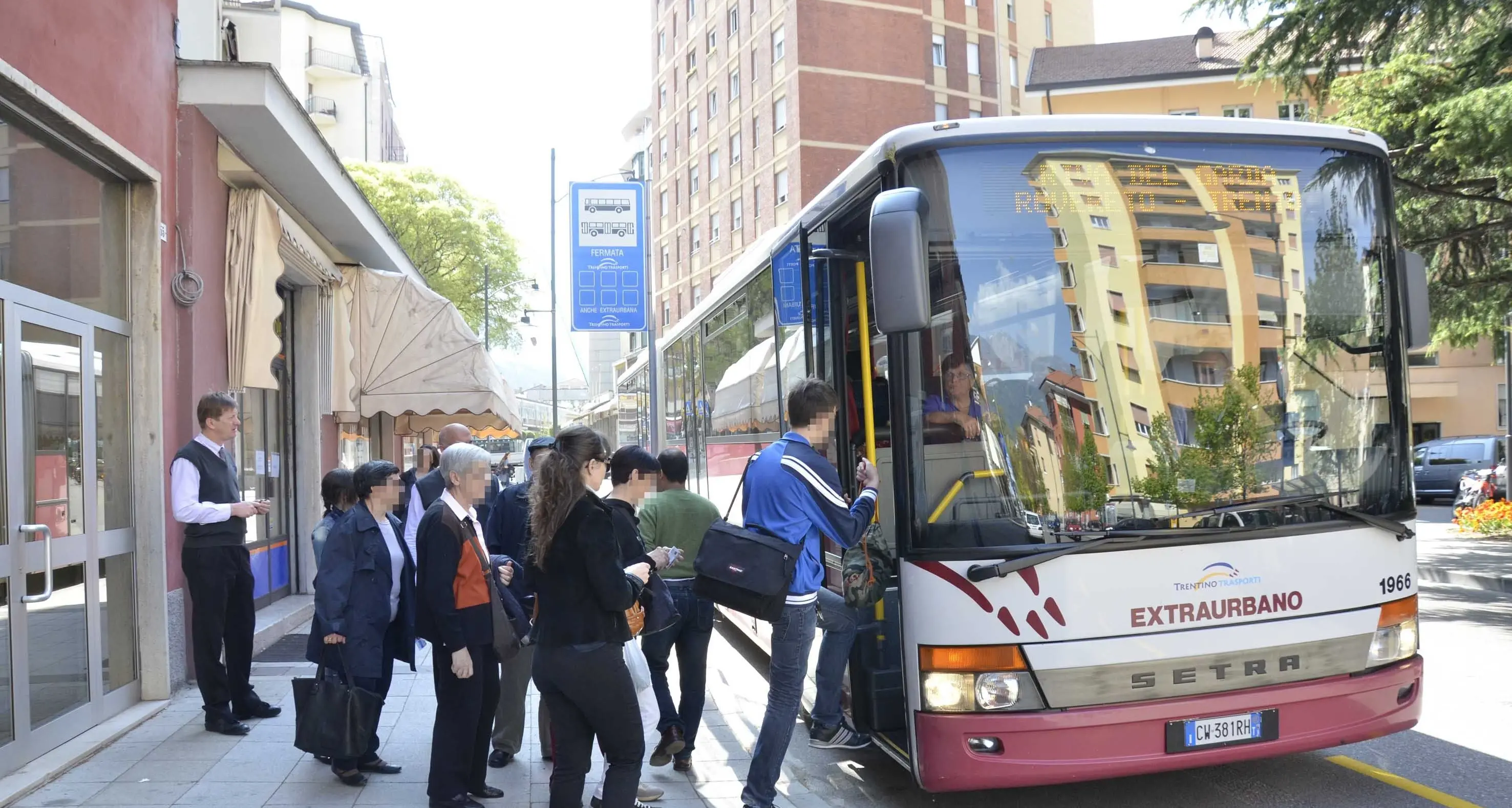Trento, senegalese ubriaco fa fermare l'autobus, denunciato per interruzione di pubblico servizio