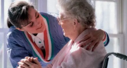 Tagli all’assistenza a casa e crollano le domande