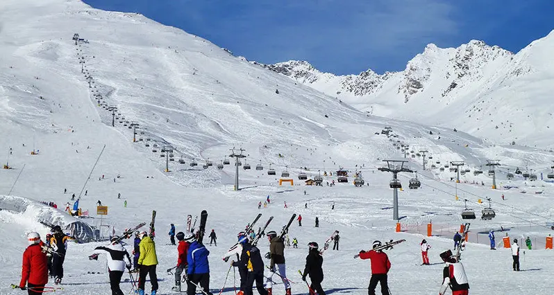 Tonale, poca neve e molti incassi
