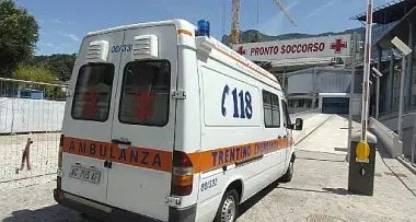 Mezzocorona, cade e sbatte la testa: grave